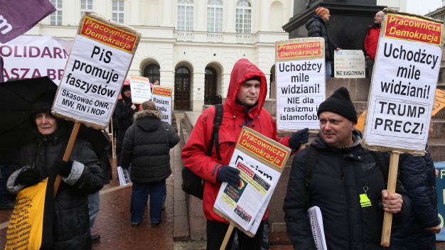 "Fala rasizmu przetacza się przez Polskę". Protest w Warszawie 