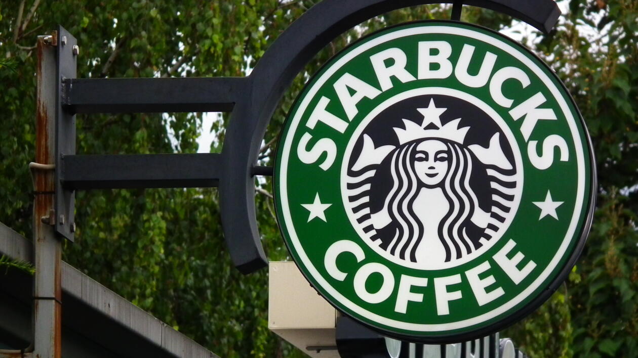 Starbucks, Apple, Ford. Firmy krytykują antyimigracyjny dekret Trumpa